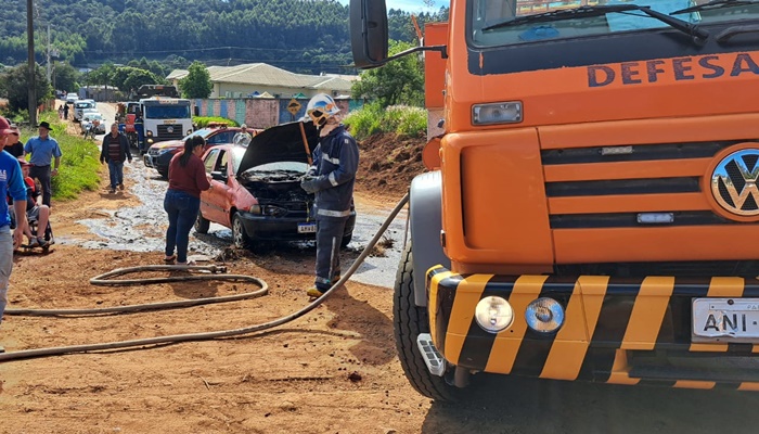 Guaraniaçu – Veículo pega fogo no bairro Jardim Planalto 